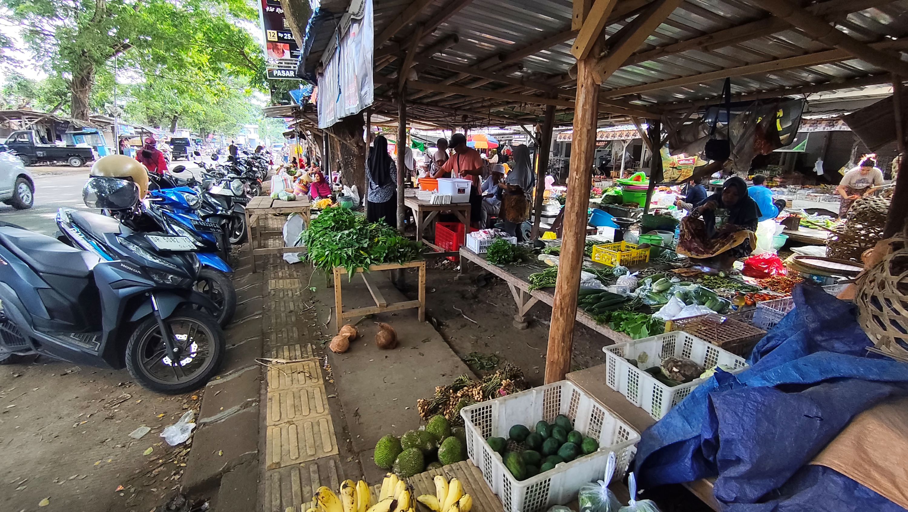POTENSI PAD: Deretan kendaraan roda dua parkir di bahu jalan depan Pasar Kuta Mandalika, Lombok Tengah, belum lama ini.