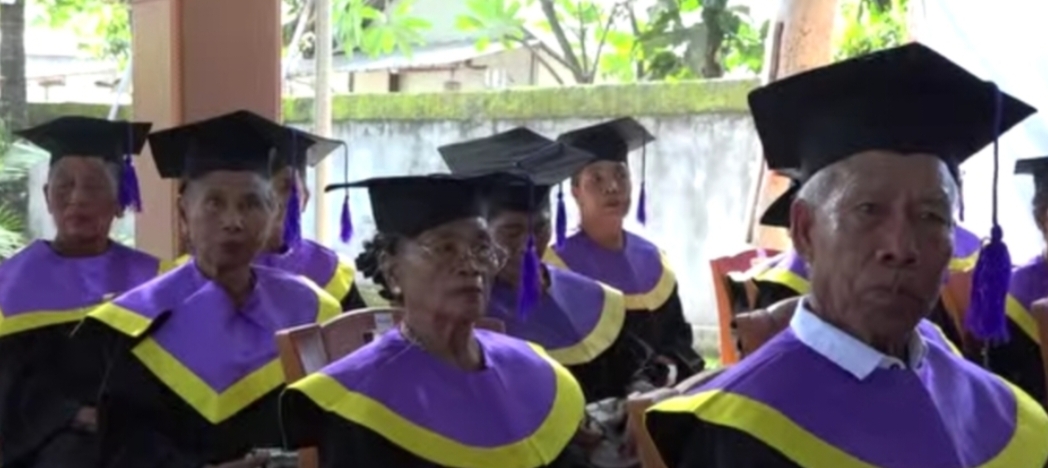 BELAJAR DI USIA SENJA: Peserta didik Sekolah Lansia Tebango Tangguh saat mengikuti prosesi wisuda, Kamis (4/12) lalu