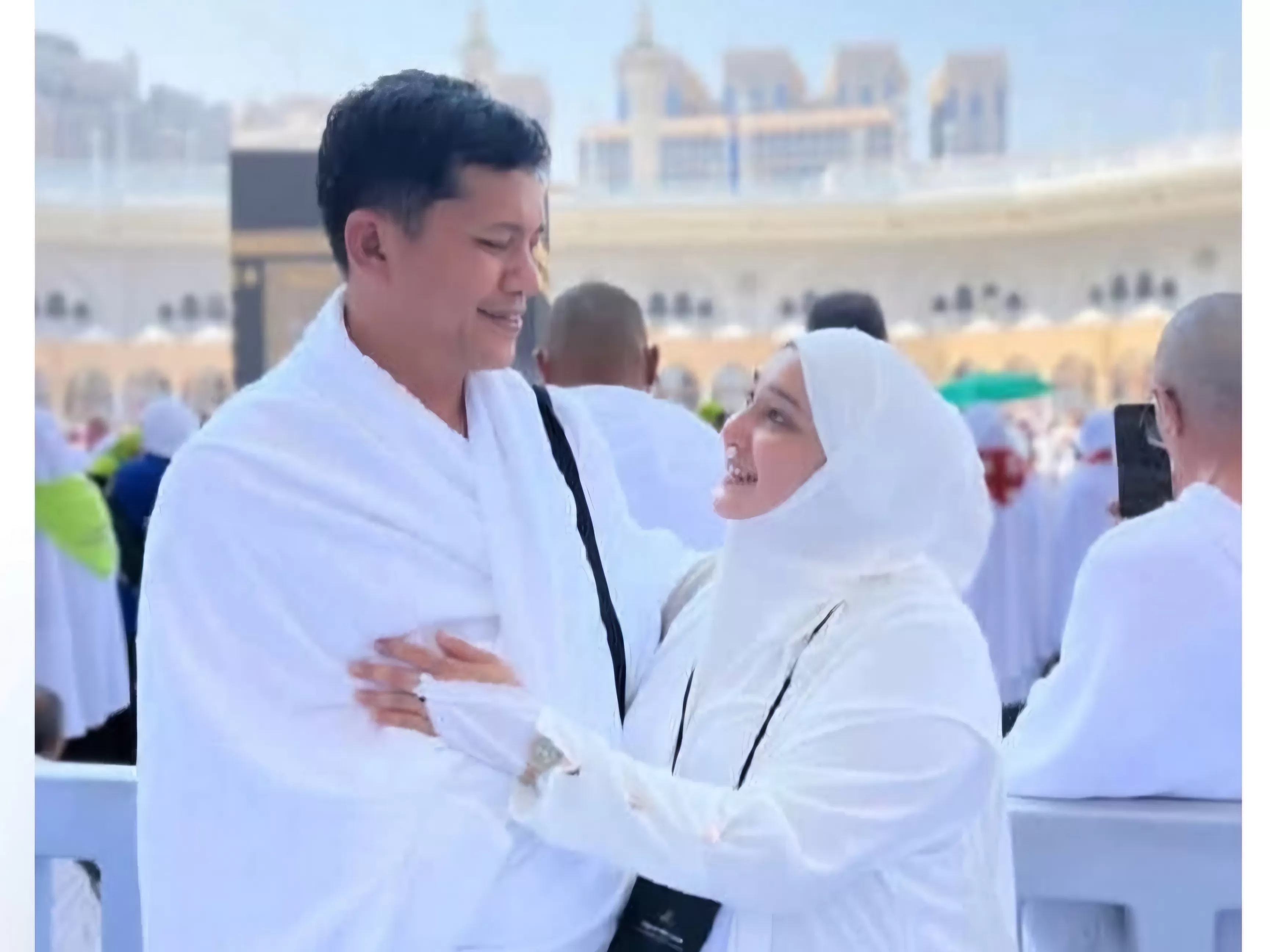 Bupati Aceh Selatan Mirwan MS saat menunaikan ibadah umroh ditengah bencana yang melanda Aceh. (ISTIMEWA)