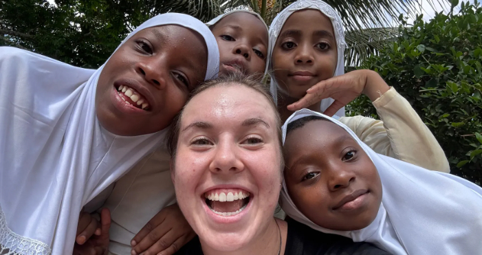 Linda Noskova habiskan liburan dengan jadi relawan di Zanzibar. Pengalaman tak terlupakan ini membuka mata setelah musim terbaik dalam kariernya.