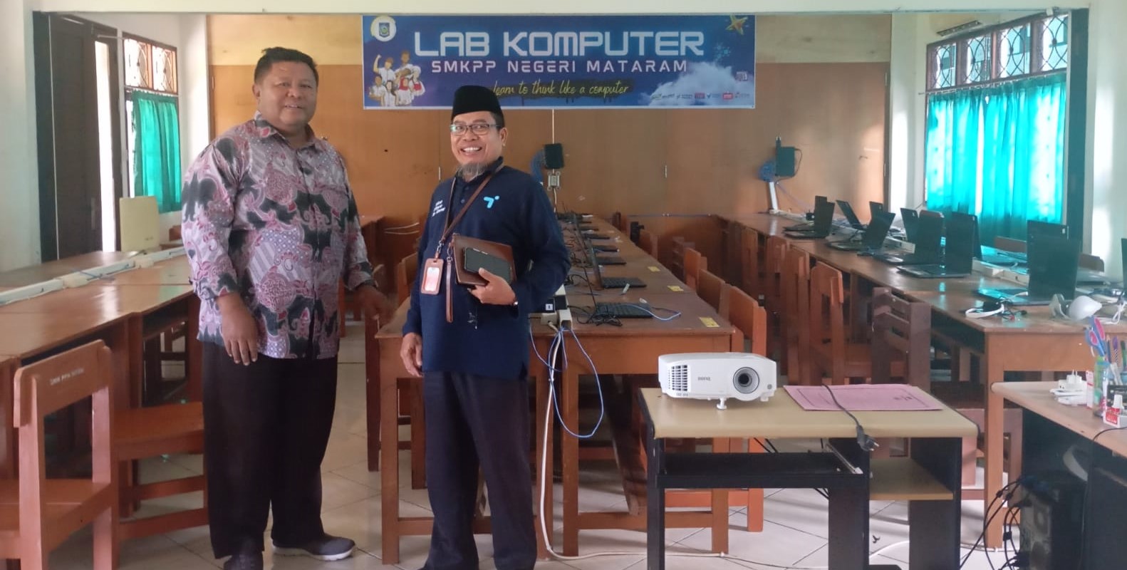 Penelaah Teknis Kebijakan Bidang PSMK Dikbud NTB Syamsul Aematis Zarnuji didampingi Kepala SMKPPN Mataram Sugiarta mengecek TUK Sertifikasi Bahasa Inggris di sekolah setempat, Sabtu lalu (6/12).