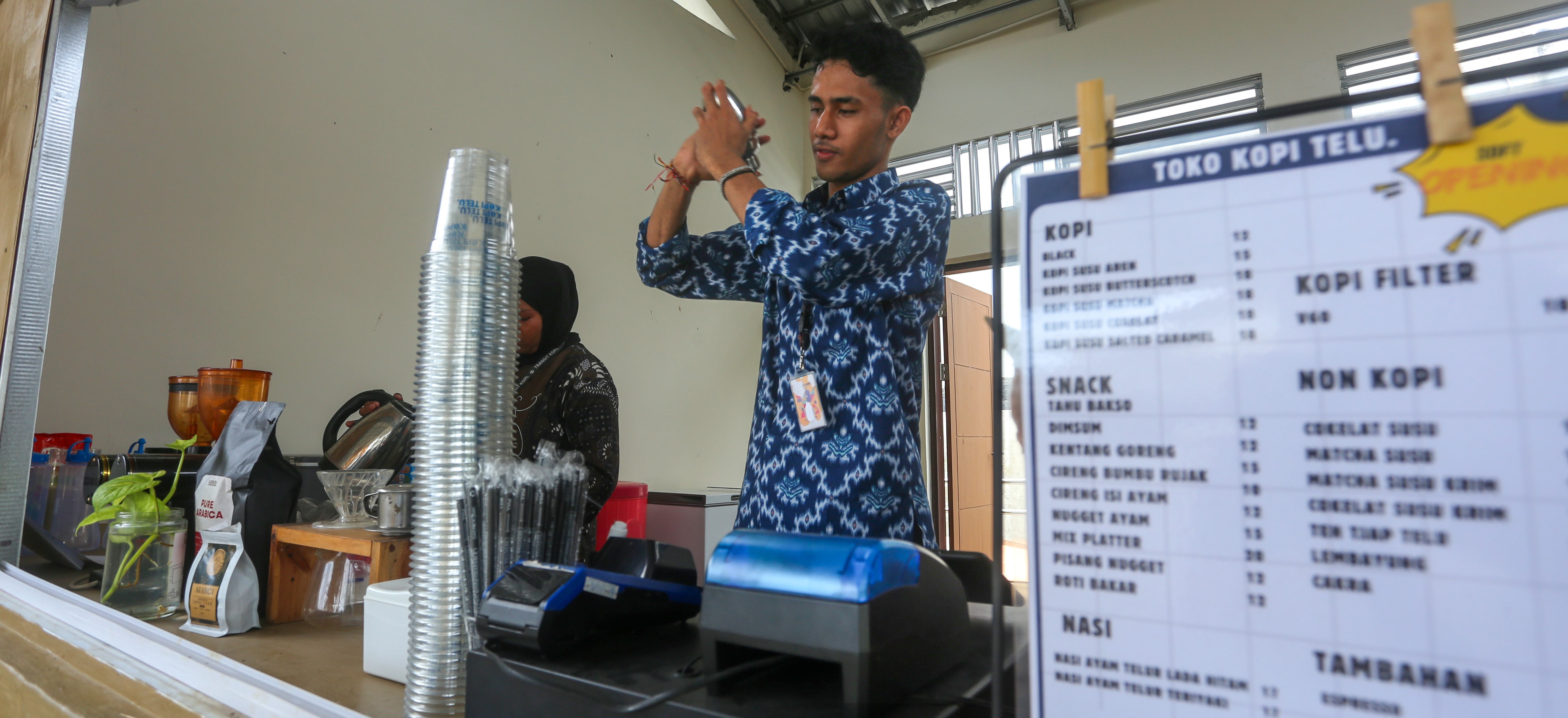 Seorang pekerja membuat kopi di Kafe Kopi Telu SLBN 3 Mataram, belum lama ini. Kafe Kopi Telu di SLBN 3 Mataram jadi wadah praktik siswa difabel.