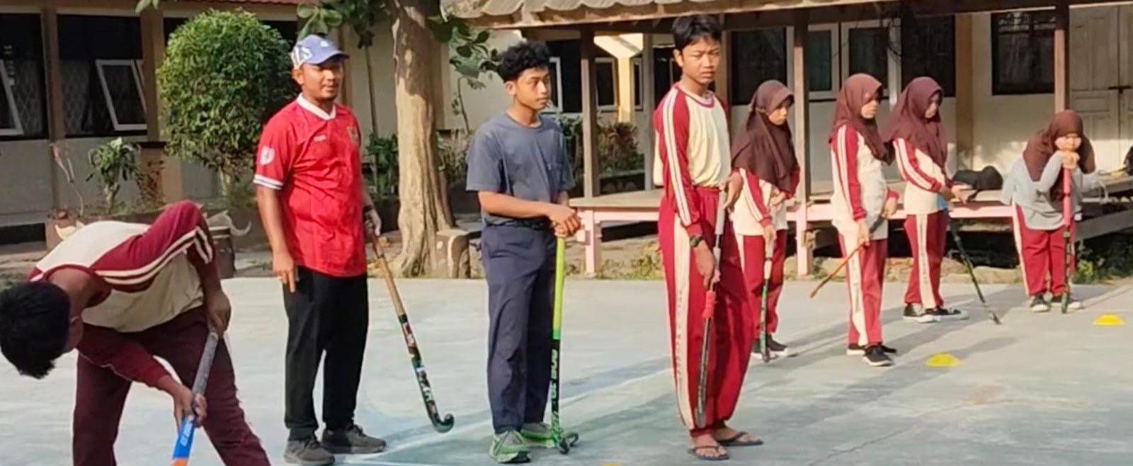 Siswa SMPN 11 Mataram yang tergabung dalam ekskul Hoki saat latihan di lapangan sekolah setempat, belum lama ini. SMPN 11 Mataram genjot latihan Hoki meski minim fasilitas.
