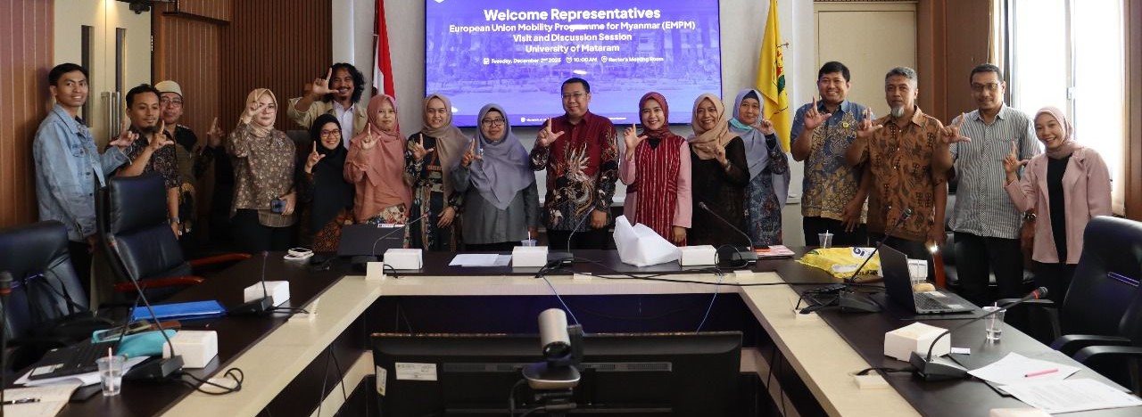 Pihak Unram dan Nuffic Southeast Asia foto bersama usai monitoring Program EMPM di Ruang Sidang Rektor, pekan lalu. Nuffic Southeast Asia tinjau Program EMPM di Unram untuk mahasiswa Myanmar.