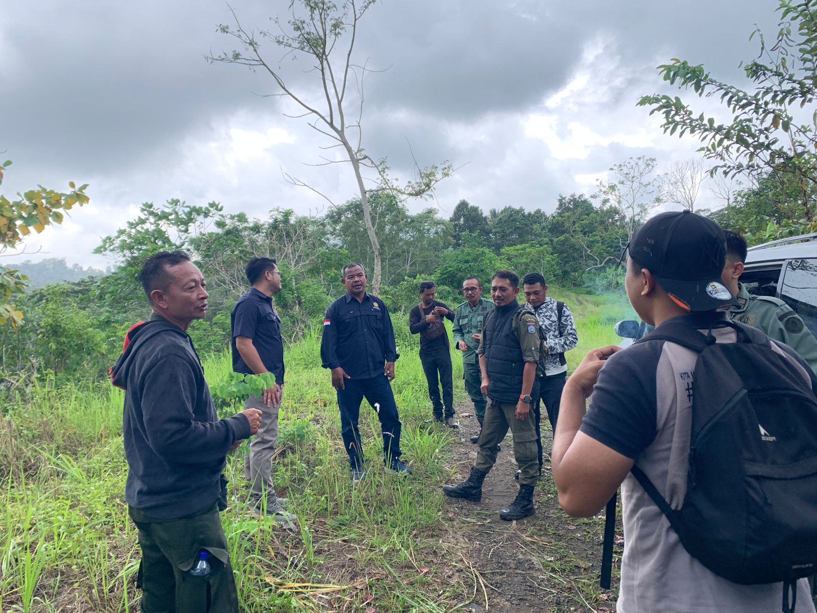 PATROLI BERSAMA: Tim dari Polres dan petugas KPH Rinjani Barat melakukan pemantauan aktivitas di hutan menggunakan drone
