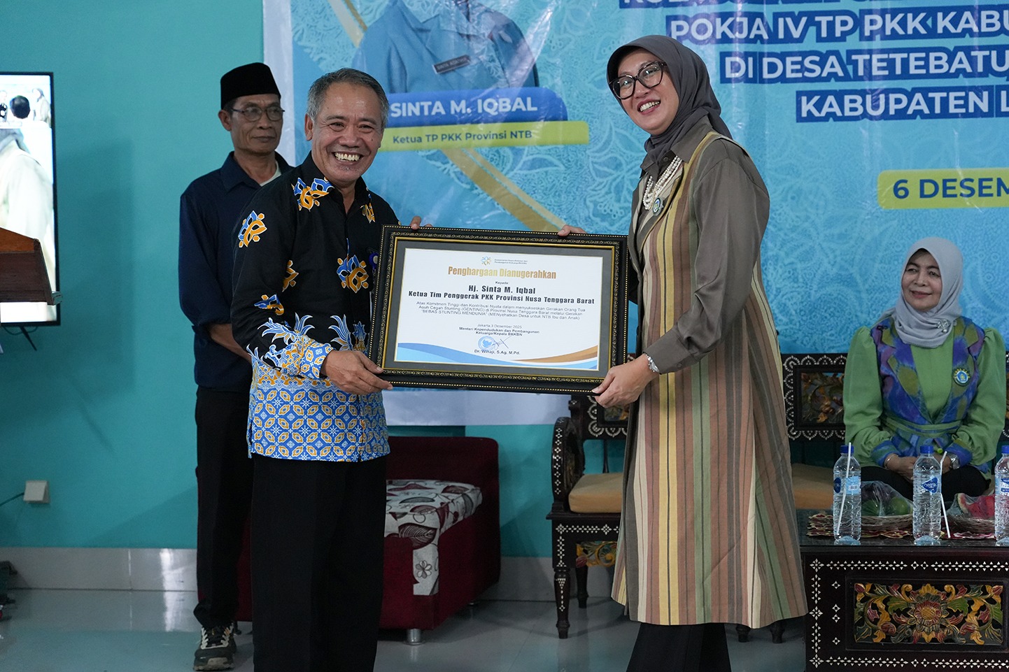Penyerahan penghargaan dari Menteri Kemendikbangga RI / BKKBN kepada Ketua TP. PKK Provinsi NTB.