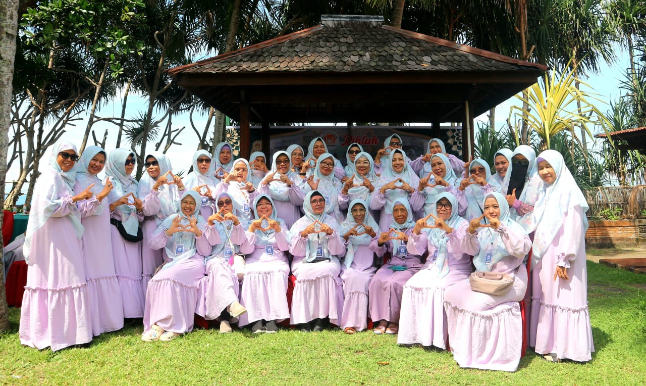 SEMANGAT DAN ANTUSIAS: Pengurus Majelis Taklim Al Husna foto bersama di sela-sela Rihlah yang digelar di Hotel Jayakarta, Batulayar, Lombok Barat, Minggu (7/12).