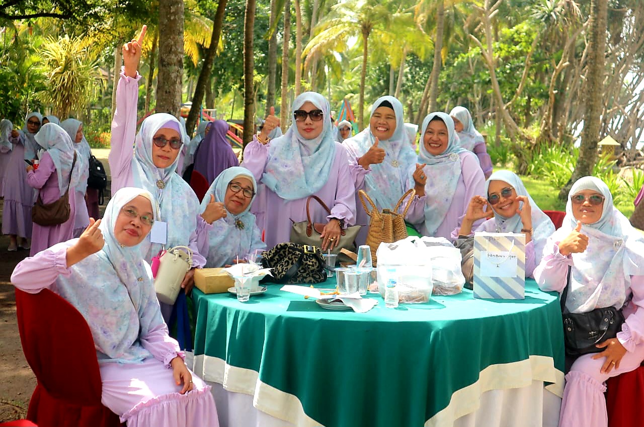 CERIA: Para peserta Rihlah Majelis Taklim Al Husna nampak riany dan gembira.