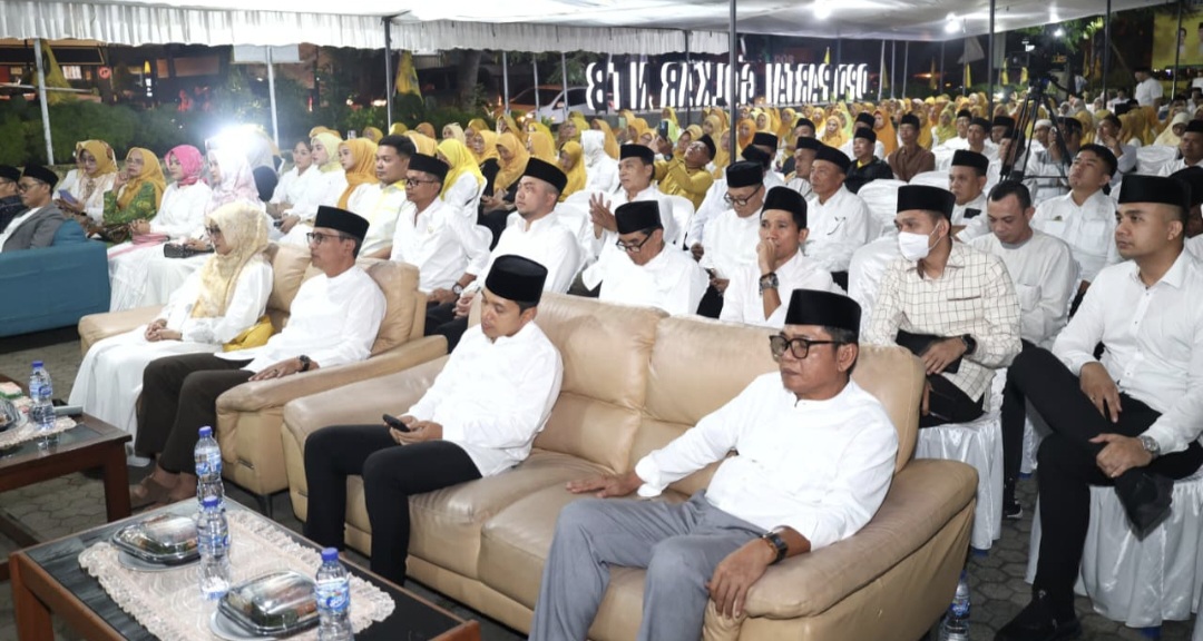 Fungsionaris dan para kader DPD I Golkar NTB saat doa bersama di puncak perayaan HUT ke-61 Partai Golkar, Jumat malam (5/12).