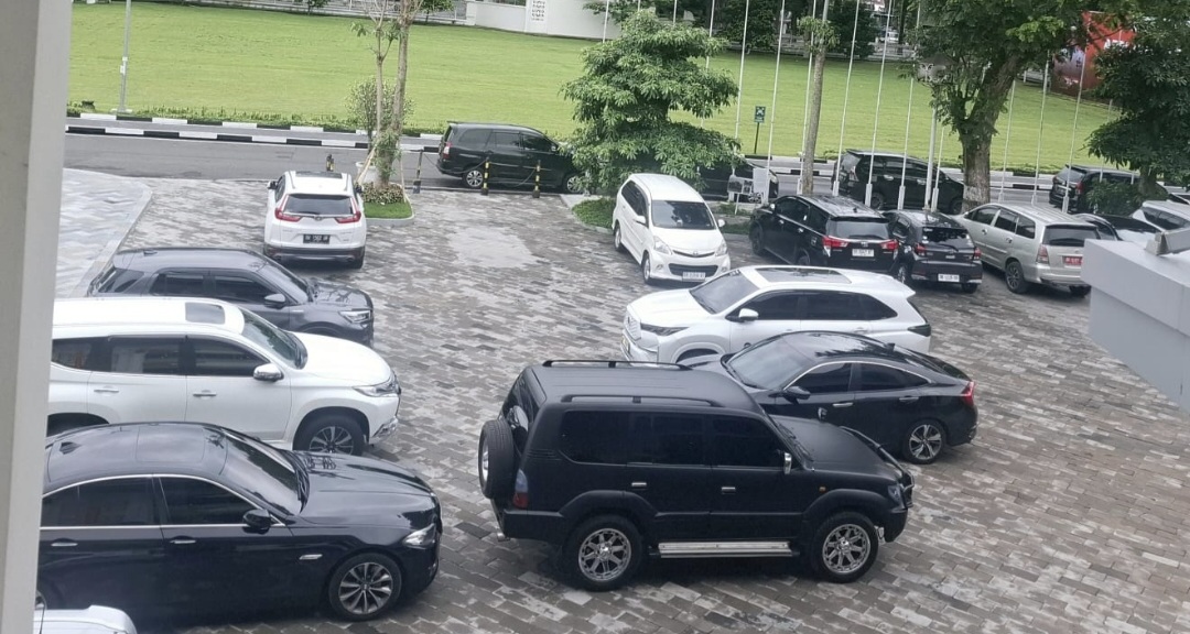 Sejumlah kendaraan dinas terparkir di halaman Pemprov NTB. Pemprov NTB segera mengalihkan penggunaan mobil dinas konvensional ke mobil listrik mulai 2026.