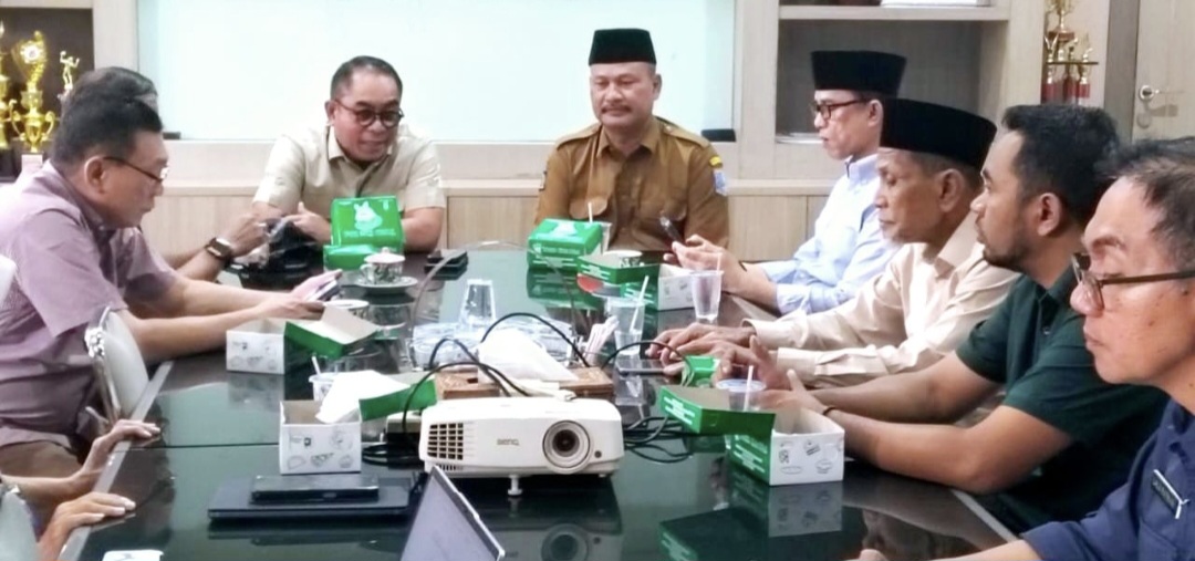 Rombongan Komisi IV DPRD NTB saat kunjungan kerja dalam daerah ke Dinas PUPR Lombok Barat, Jumat (5/12). Dewan meminta perbaikan jalan provinsi di kawasan Sekotong menjadi prioritas 2026.