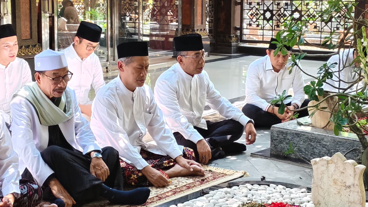 ZIARAH : Ketua PBNU Yahya Cholil Staquf  melakukan ziarah ke makam-pendiri NU KH Hasyim Asyari Beberapa waktu lalu.