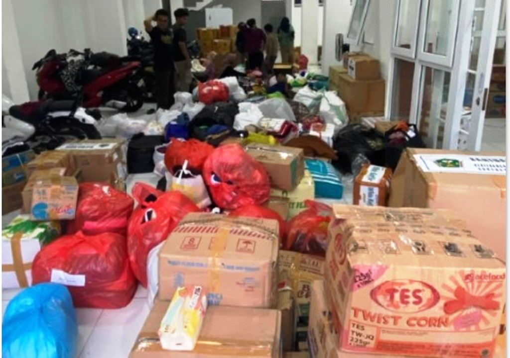 MAKAN GRATIS: Yayasan Rumah Solusi mengadakan makan gratis dan membagikan sembako untuk para mahasiswa asal kawasan terdampak bencana Sumatera di Kota Malang.