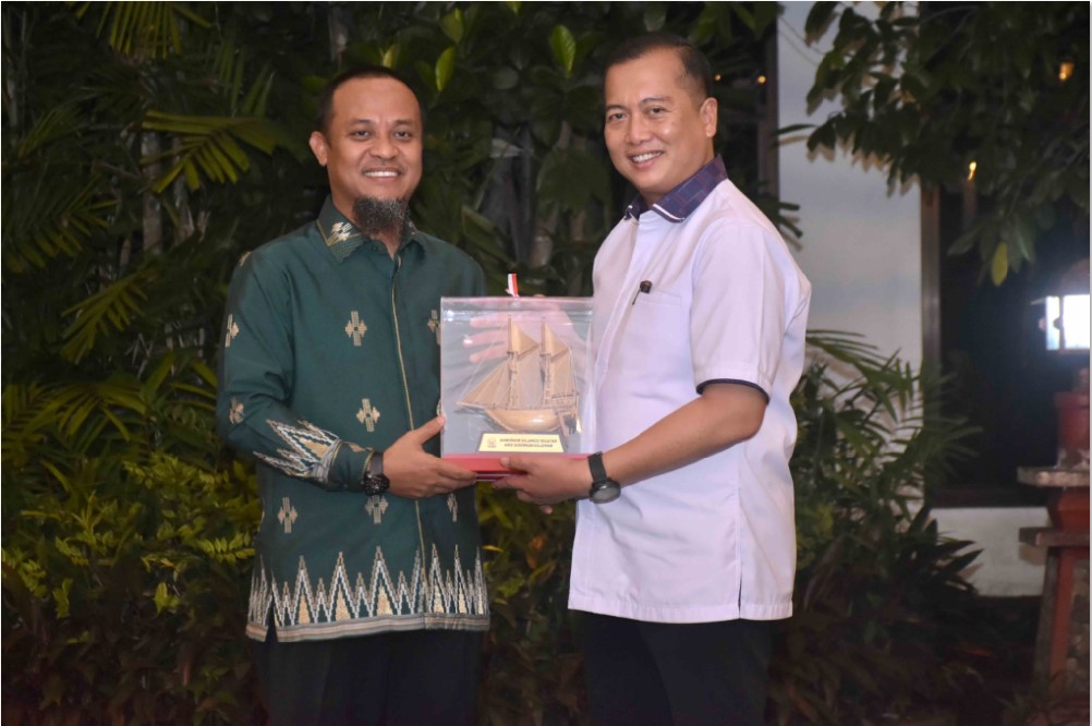 KERJA SAMA: Gubernur NTB Lalu Muhamad Iqbal dan Gubernur Sulsel Andi Sudirman Sulaiman saat melakukan pertemuan di Pendopo Gubernur NTB, Jumat (5/12).