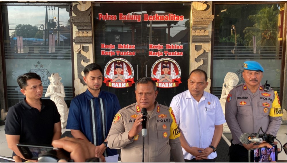 SAMPAIKAN KETERANGAN: Kapolres Badung AKBP M. Arif Batubara memberikan penjelasan terkait kronologi penggerebekan studio di Mengwi, Jumat (5/12). Total, 18 WNA diamankan, salah satunya Bonnie Blue.