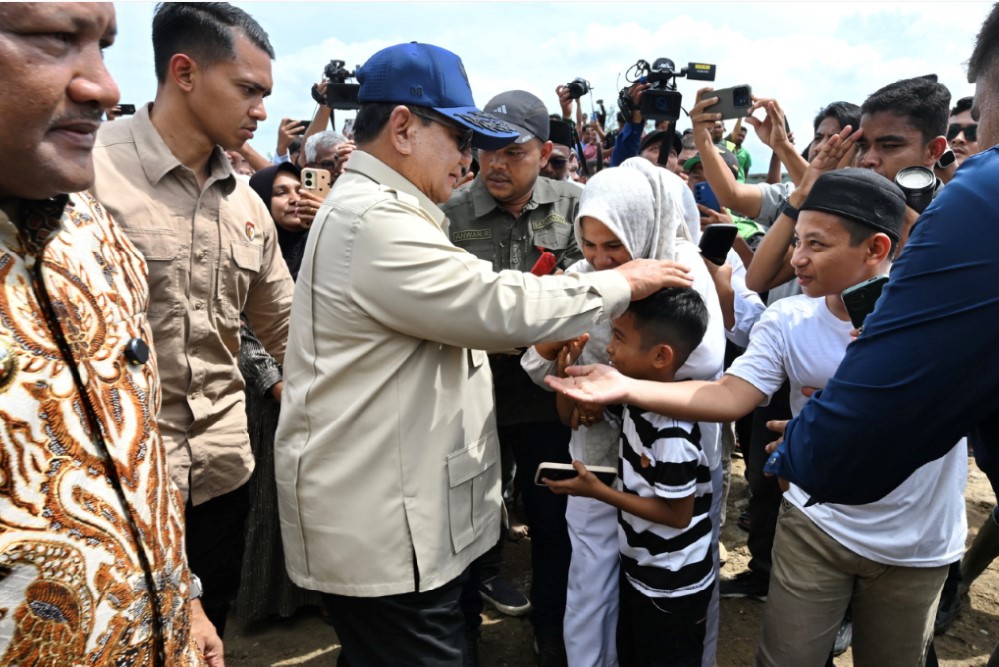 SAPA PENGUNGSI: Presiden Prabowo saat meninjau langsung tenda pengungsian korban bencana di Kabupaten Bireuen, Provinsi Aceh, Minggu (7/12).