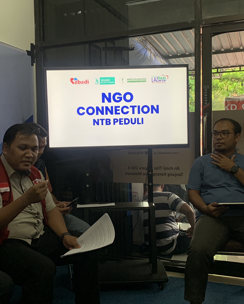 NGO Connections NTB Peduli Bencana bersama relawan yang akan berangkat ke Sumatera, Senin (8/12).