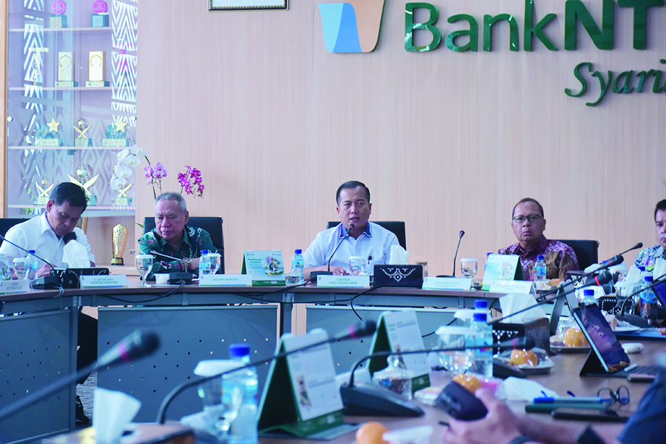 RAKOR: Gubernur NTB Lalu Muhamad Iqbal saat memimpin rapat koordinasi dengan sejumlah stakeholder dan Forkopimda di Mataram.