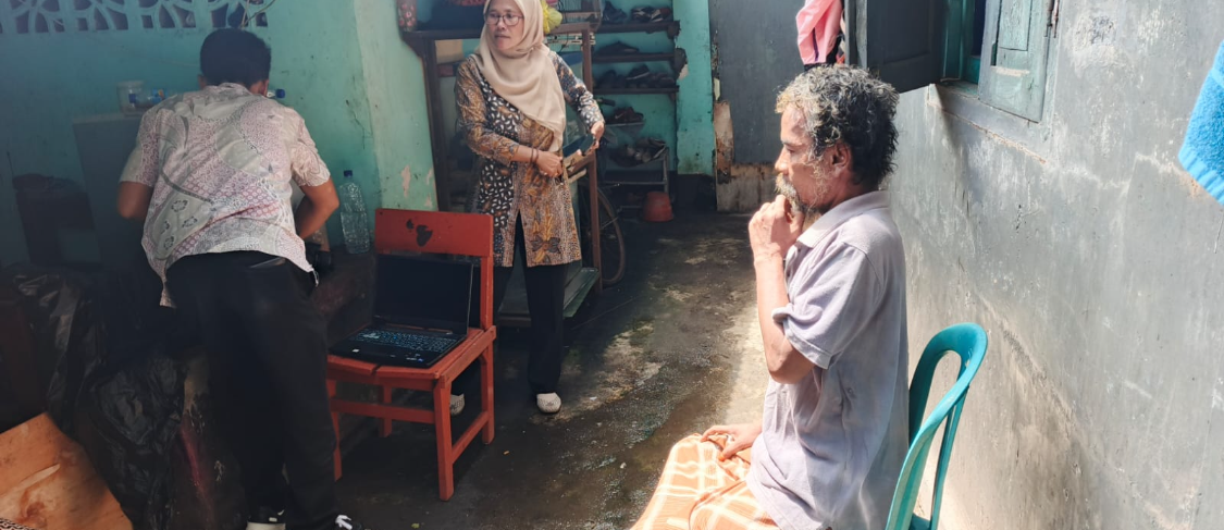 Dengan tekun dan humanis tim dari Dukcapil memasukkan data warga.