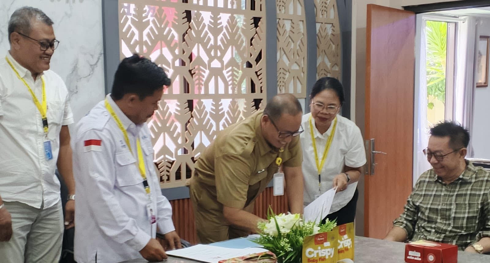 Kepala Dinas Perkim Kota Mataram M Nazaruddin Fikri saat menandatangani dokumen pelepasan hak atas tanah PSU perumahan Brawijaya Regency untuk selanjutnya menjadi fasum-fasos yang dikelola pemkot.