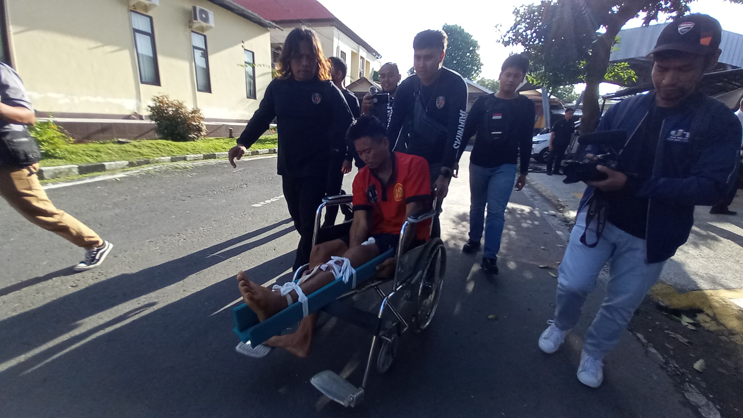BIAR KAPOK: Tersangka begal terhadap WNA asal Hungaria berinisial SP didorong menggunakan kursi roda setelah ditangkap tim Puma Polda NTB, Sabtu (7/12) lalu.