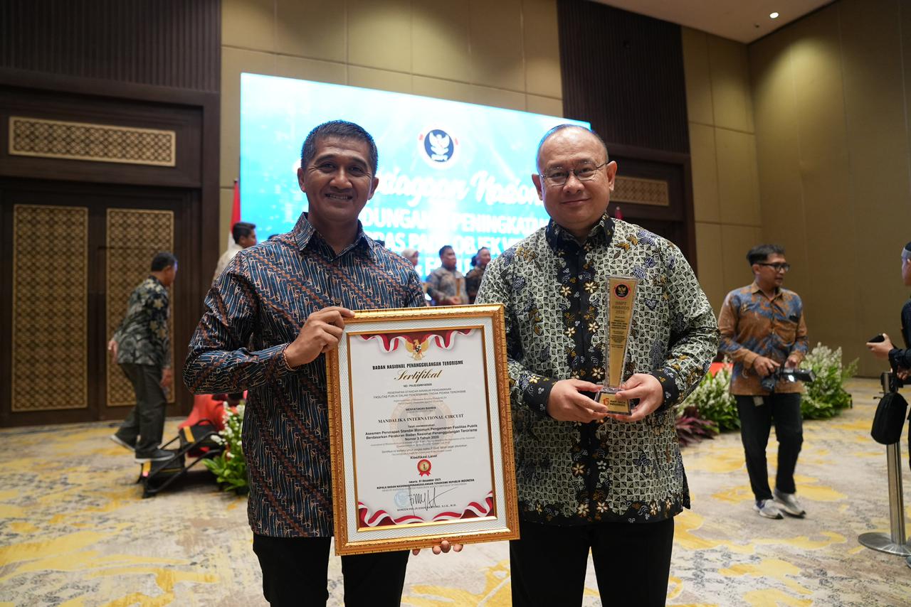 Direktur Operasi ITDC Troy Warokka (kanan) menerima sertifikat keamanan BNPT level 1.