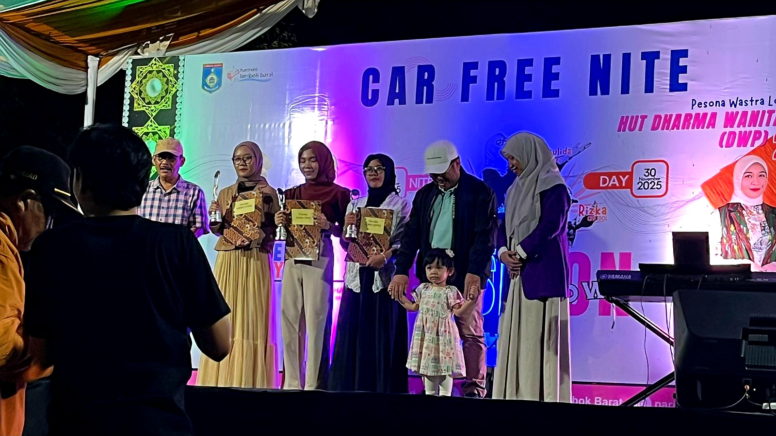 JUARA: Baiq Maulida (tiga dari kanan) saat menerima piagam penghargaan juara CFN Idol Lombok Barat Tahun 2025 belum lama ini.