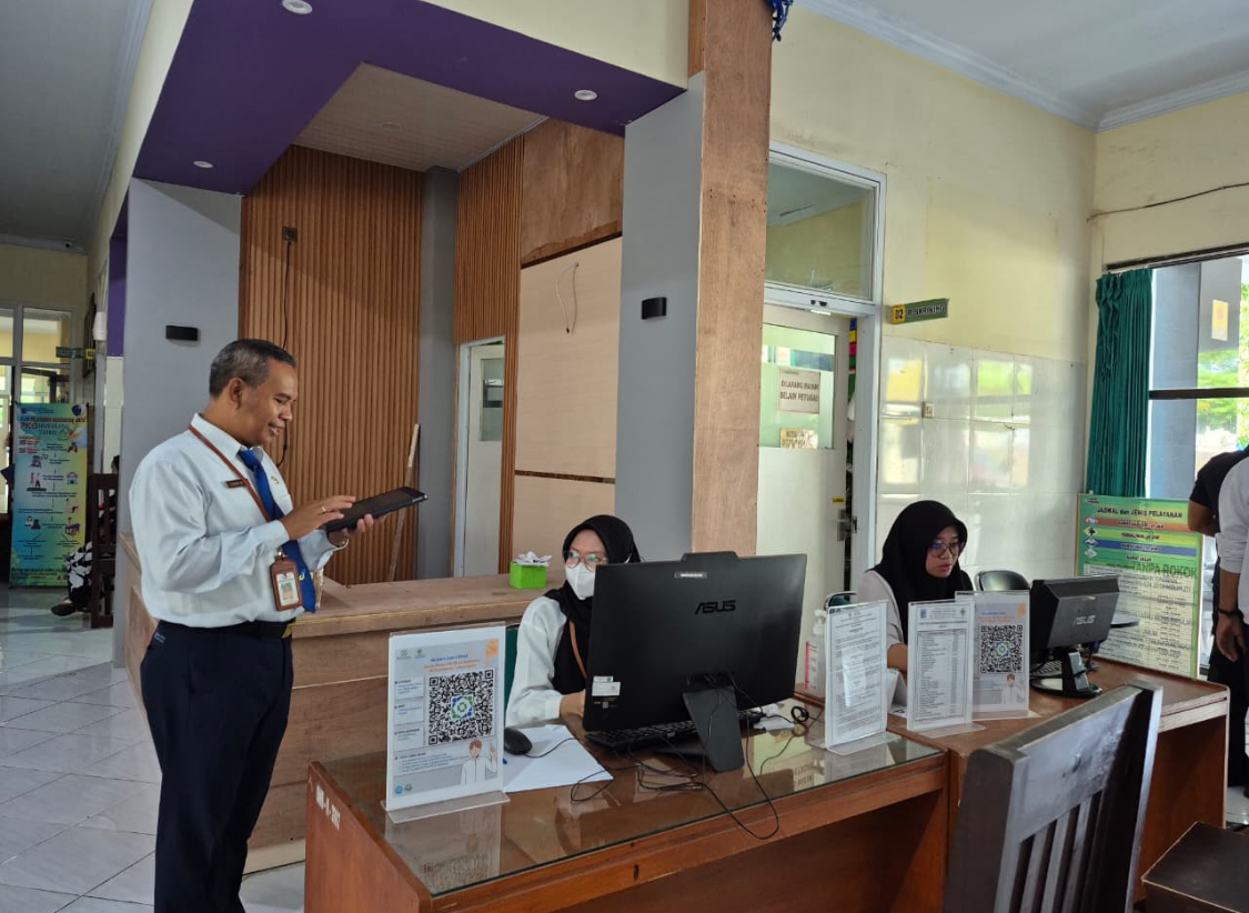 Gede Yasa mengenakan seragam formal saat menjalankan peran &ldquo;manajer hari ini&rdquo; untuk memastikan seluruh layanan berjalan optimal.