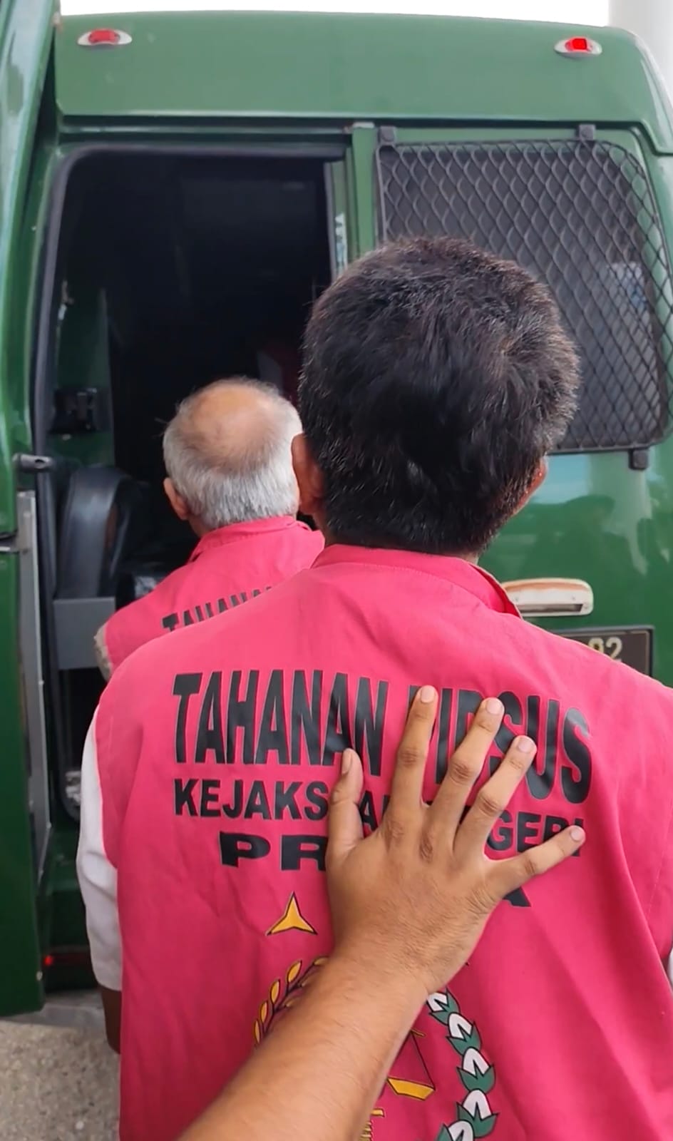 Tiga tersangka resmi ditahan Kejari Loteng kasus korupsi PPJ periode 2019-2021, Jumat (5/12).
