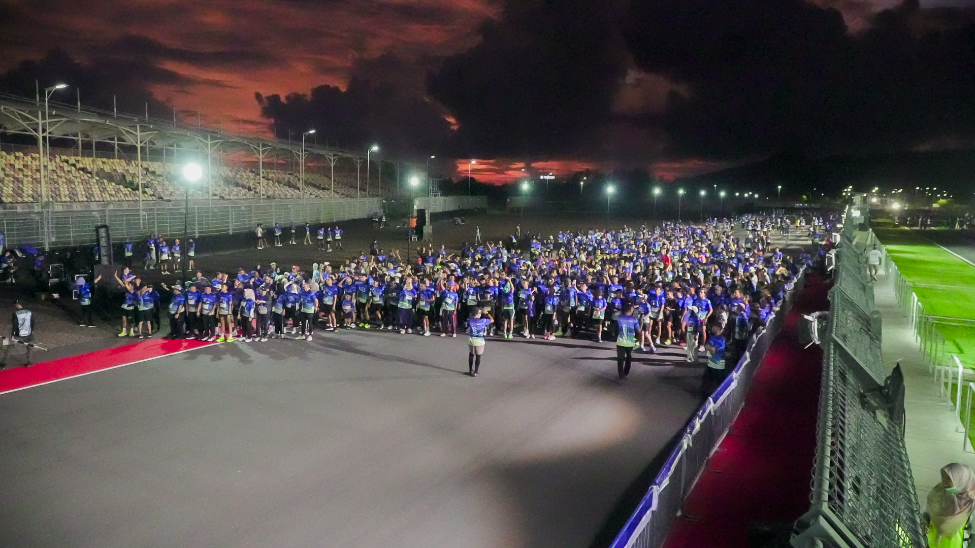 PENGALAMAN BERBEDA: Sekitar 7.500 peserta mengikuti kegiatan Mandalika Korpri Fun Night Run 2025 di Sirkuit Internasional Mandalika, Sabtu (6/12) lalu.
