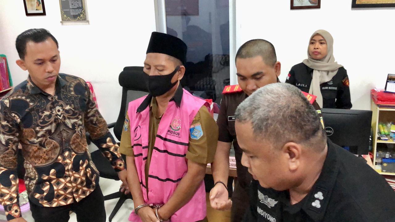 DITAHAN: Penyidik Pidsus menahan PPK M Zakaki terkait kasus korupsi dana Pokir DPRD Lobar, beberapa waktu lalu.