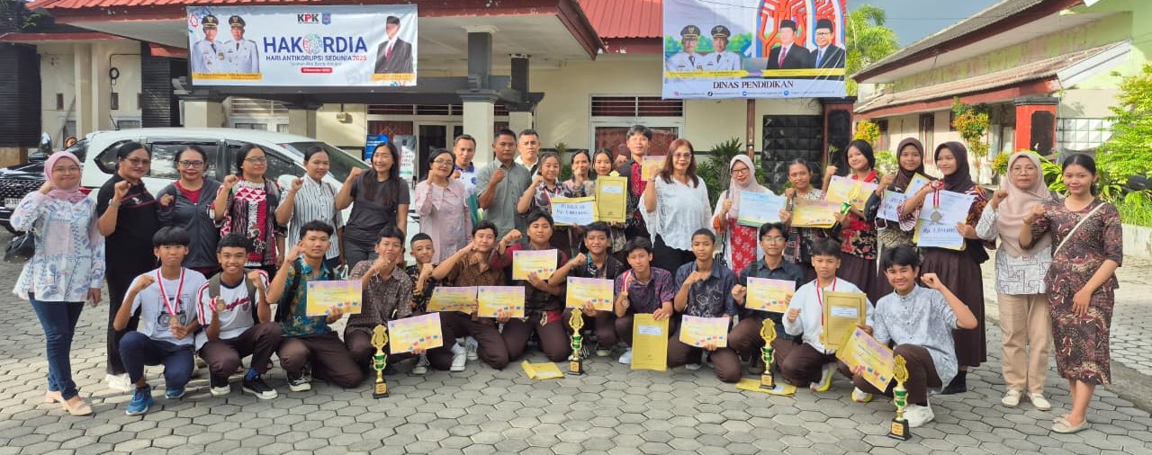 Siswa SMPN 15 Mataram didampingi guru menunjukkan medali dan sertifikat yang diraih pada ajang FLS3N, O2SN, dan OSN.
