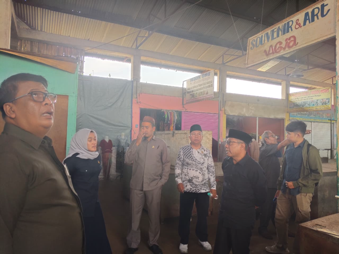 Komisi 2 DPRD Kota Mataram saat turun memantau kondisi pasar Cakranegara, beberapa waktu lalu.
