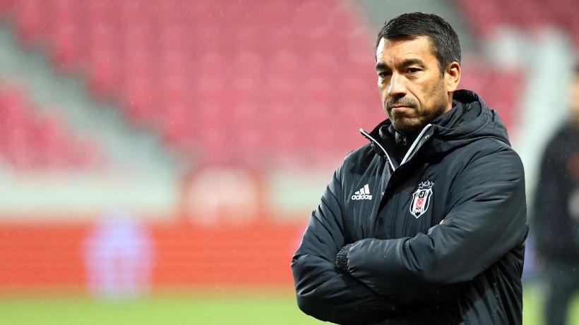 Rumor Giovanni van Bronckhorst ke Timnas Indonesia makin panas. Eks asisten bongkar peluangnya, tapi kontrak Liverpool jadi hambatan besar.
