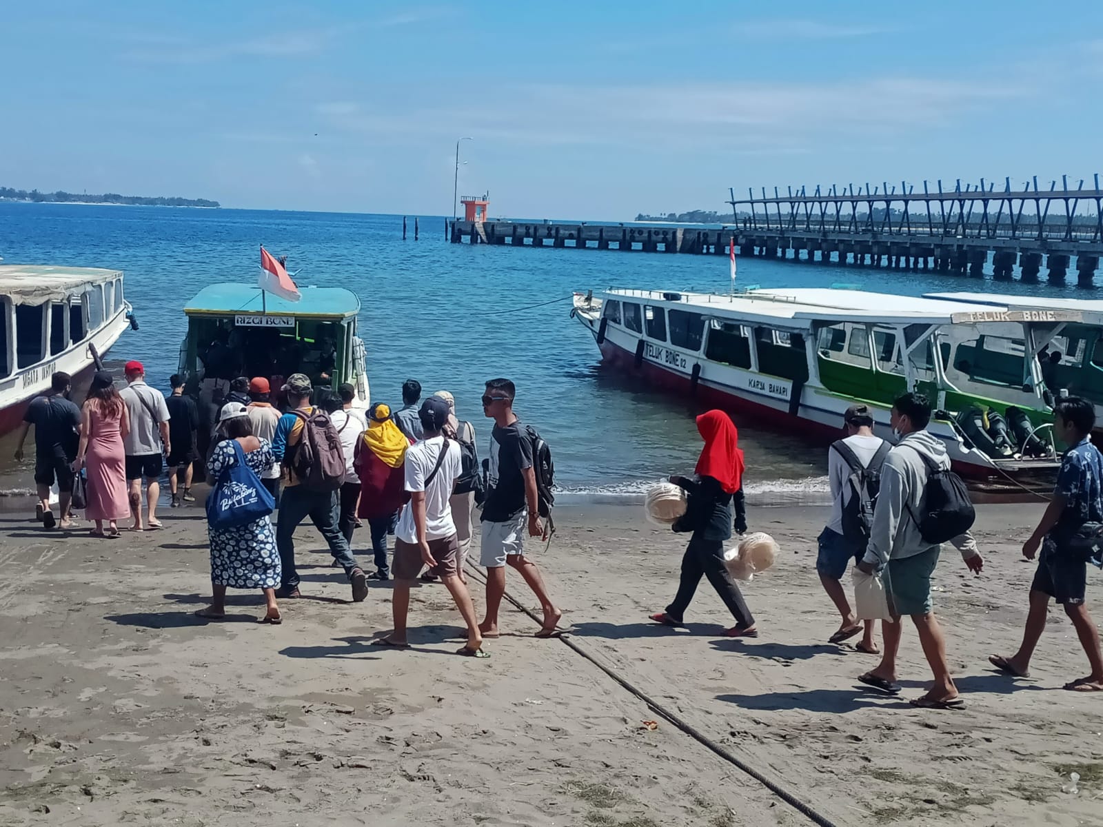 SENTUHAN DPRD: Para penumpang tujuan tiga Gili naik kapal.di Pelabuhan Bangsal. Kawasan yang berada di Kecamatan Pemenang ini dianggap butuh perhatian