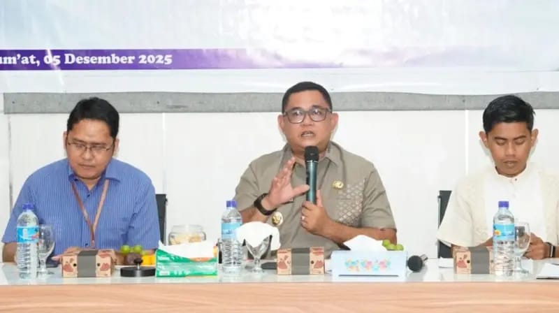 KOLABORASI: Wakil Bupati KLU Kusmalahadi menyampaikan pemaparan pada acara lokakarya stunting