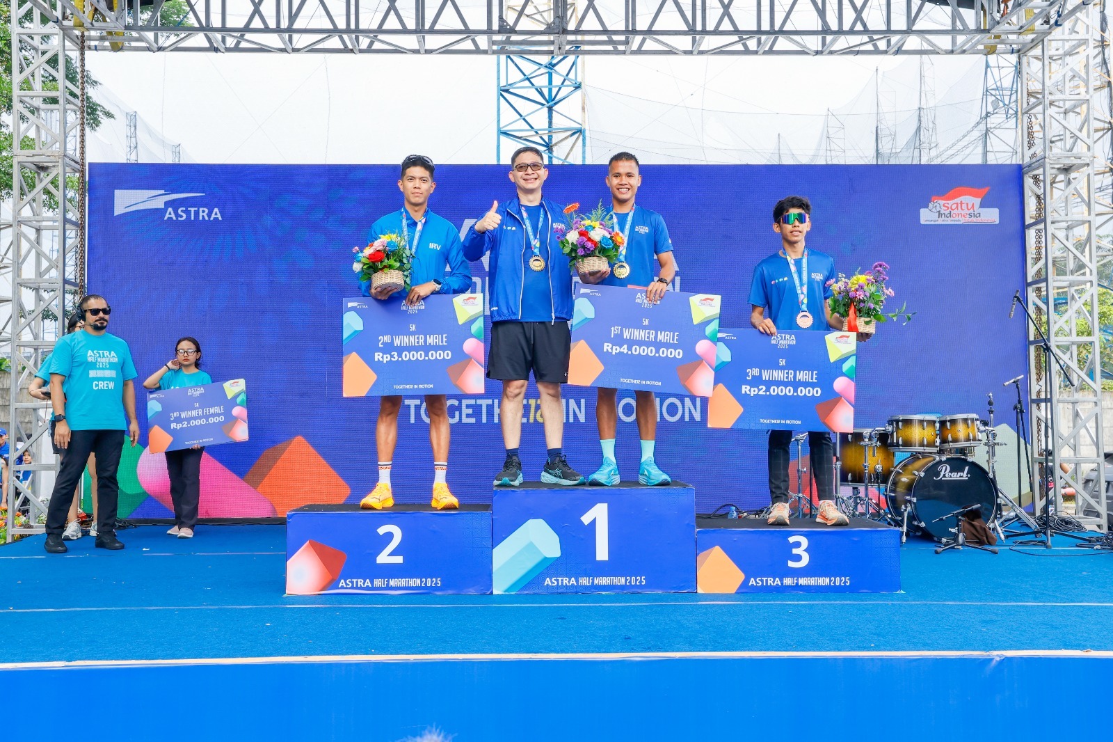 Para pemenang lomba lari kategori 5K umum pria bersama Direktur Astra Life Alkaf Ghozali (kedua kiri) dalam gelaran Astra Half Marathon