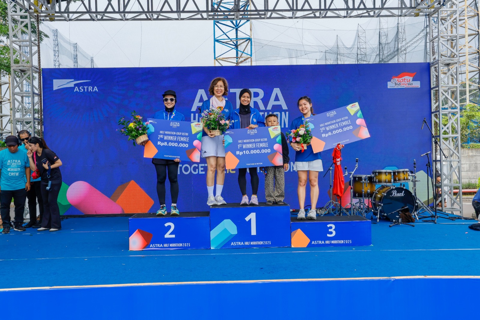 Para pemenang lomba lari kategori half marathon Grup Astra wanita bersama Direktur Astra Gita Tiffani Boer (kedua kiri) dalam gelaran Astra Half Marathon
