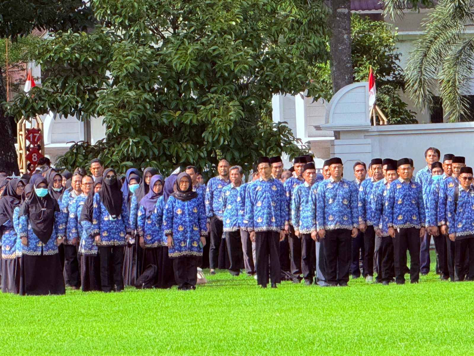 ABDI NEGARA: Pegawai lingkup Pemprov NTB berbaris rapi, dalam upacara yang digelar beberapa waktu lalu.