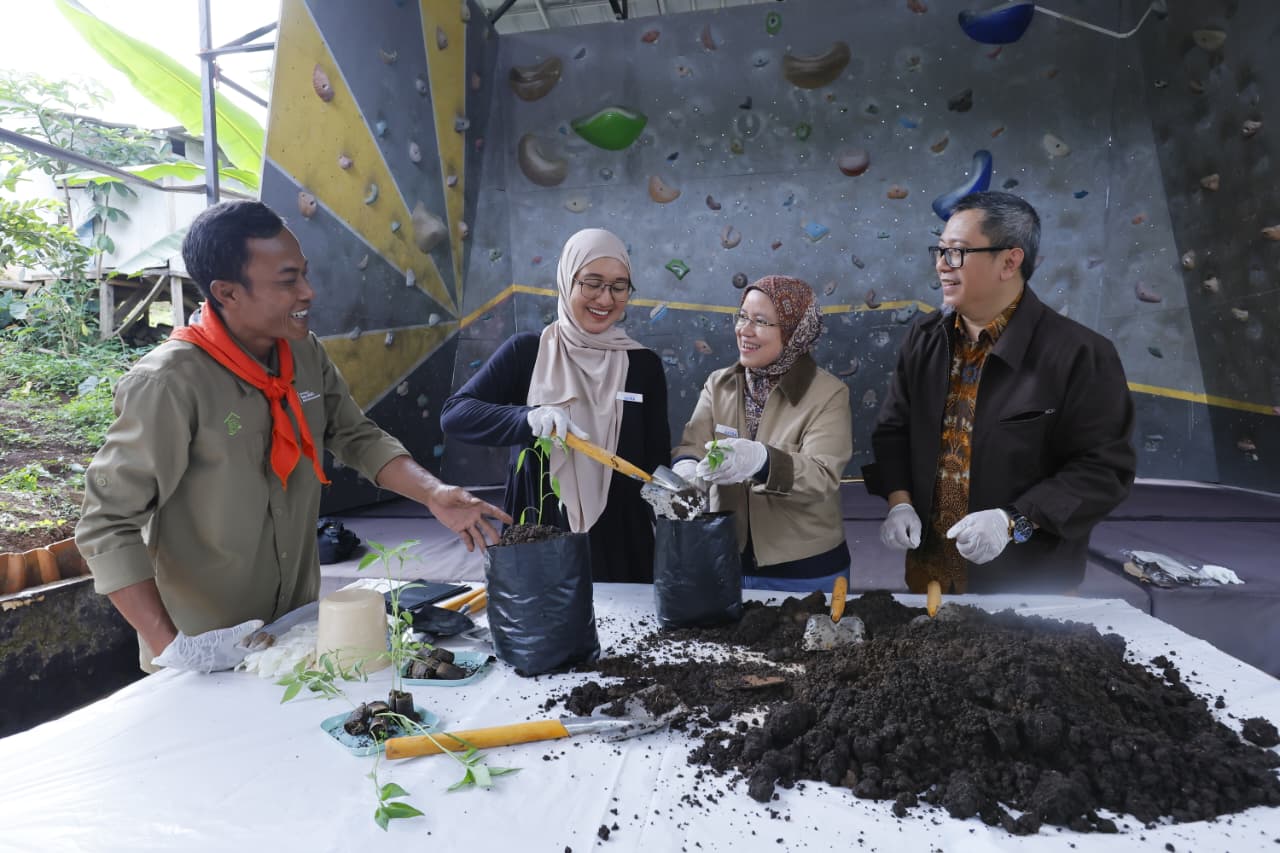 Perwakilam Astra dan tokoh Kampung Berseri menanam benih sayuran sebagai bagian dari upaya edukasi lingkungan yang dijalankan masyarakat Kampung Berseri Astra Cidadap, Bandung Barat, Jawa Barat.