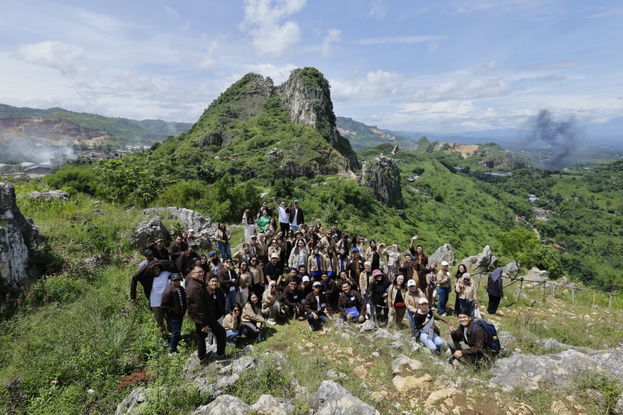 Peserta Workshop Lingkungan Astra 2025 mengunjungi Stone Garden yang merupakan salah satu destinasi utama wisata ecovillage di Kampung Berseri Astra Cidadap, Bandung Barat, Jawa Barat.