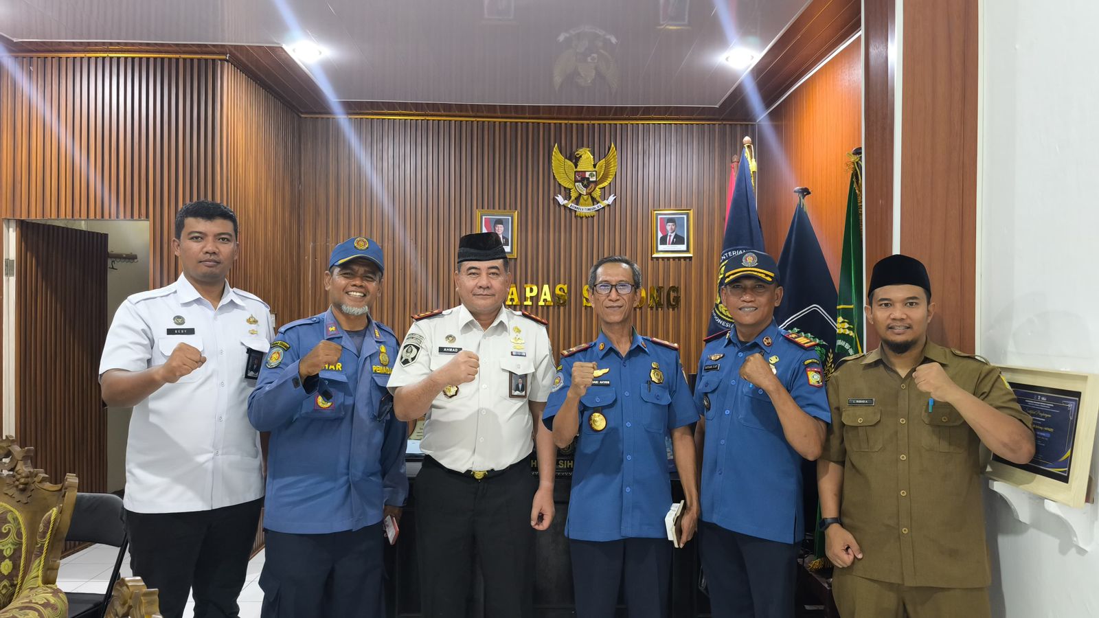Kadis Damkarmat Lalu Dami Ahyani dan Kalapas Kelas IIB Selong Ahmad Sihabudin saat menerima kunjungan Damkarmat Lotim