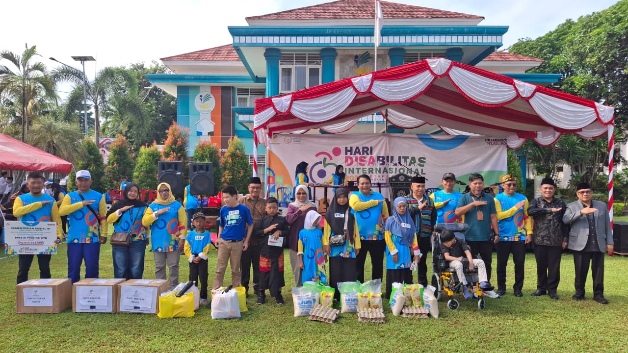 SEMARAK: Suasana perayaan peringatan Hari Disabilitas Internasional (HDI) 2025 di Sentra Paramita Mataram, Minggu (7/12).