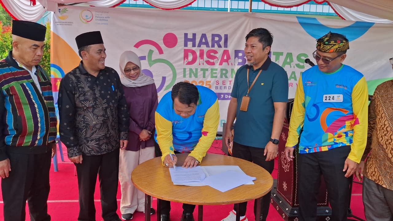 JALIN KERJA SAMA: Kepala Sentra Paramita Mataram Arif Rohman menandatangani MoU dengan BLK Internasional terkait pelatihan vokasional bagi penyandang disabilitas dan kelompok rentan lainnya.