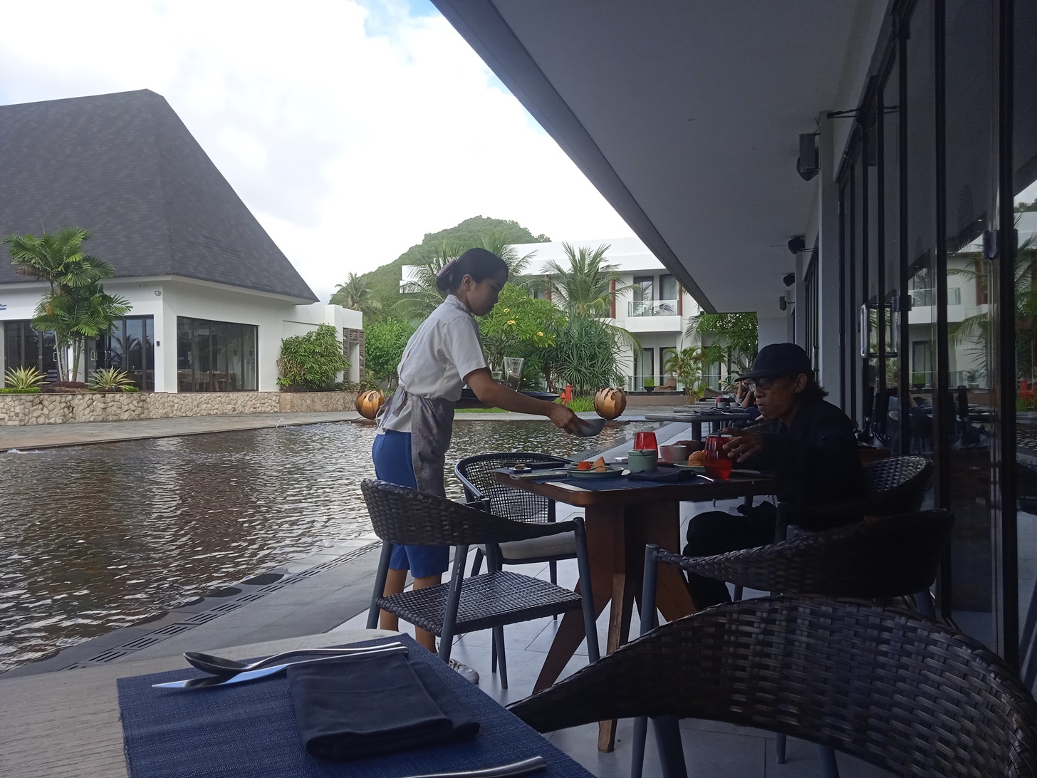 LAYANI TAMU: Karyawan restoran sebuah hotel di kawasan Mandalika, Lombok Tengah menyajikan hidangan yang dipesan tamu.
