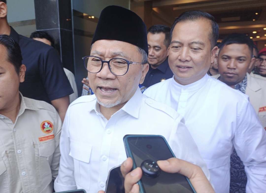 Ketua Umum PAN Zulkifli Hasan disampingi Gubernur NTB Lalu Muhamad Iqbal usai menghadiri acara PP Pemuda Muhammadiyah di Universitas Muhammadiyah Mataram (UMMAT), Sabtu (6/12).