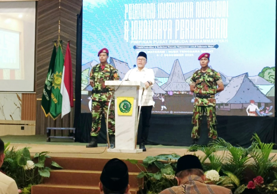 Menteri Koordinator Bidang Pangan RI Zulkifli Hasan saat hadir dalam acara Pimpinan Pusat (PP) Pemuda Muhammadiyah di Universitas Muhammadiyah Mataram (UMMAT), Sabtu (6/12).