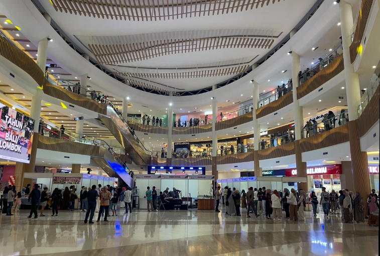 Pengunjung memadati Lombok Epicentum Mall salah satu pusat perbelanjaan modern yang ada di Kota Mataram.