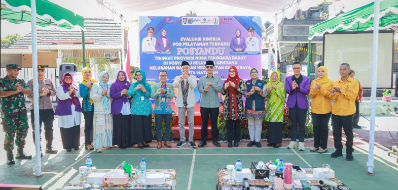 Wali Kota Mataram Mohan Roliskana bersama Ketua TP Posyandu Kinnastri Mohan Roliskana, tim penilai Provinsi NTB, serta kader Posyandu.