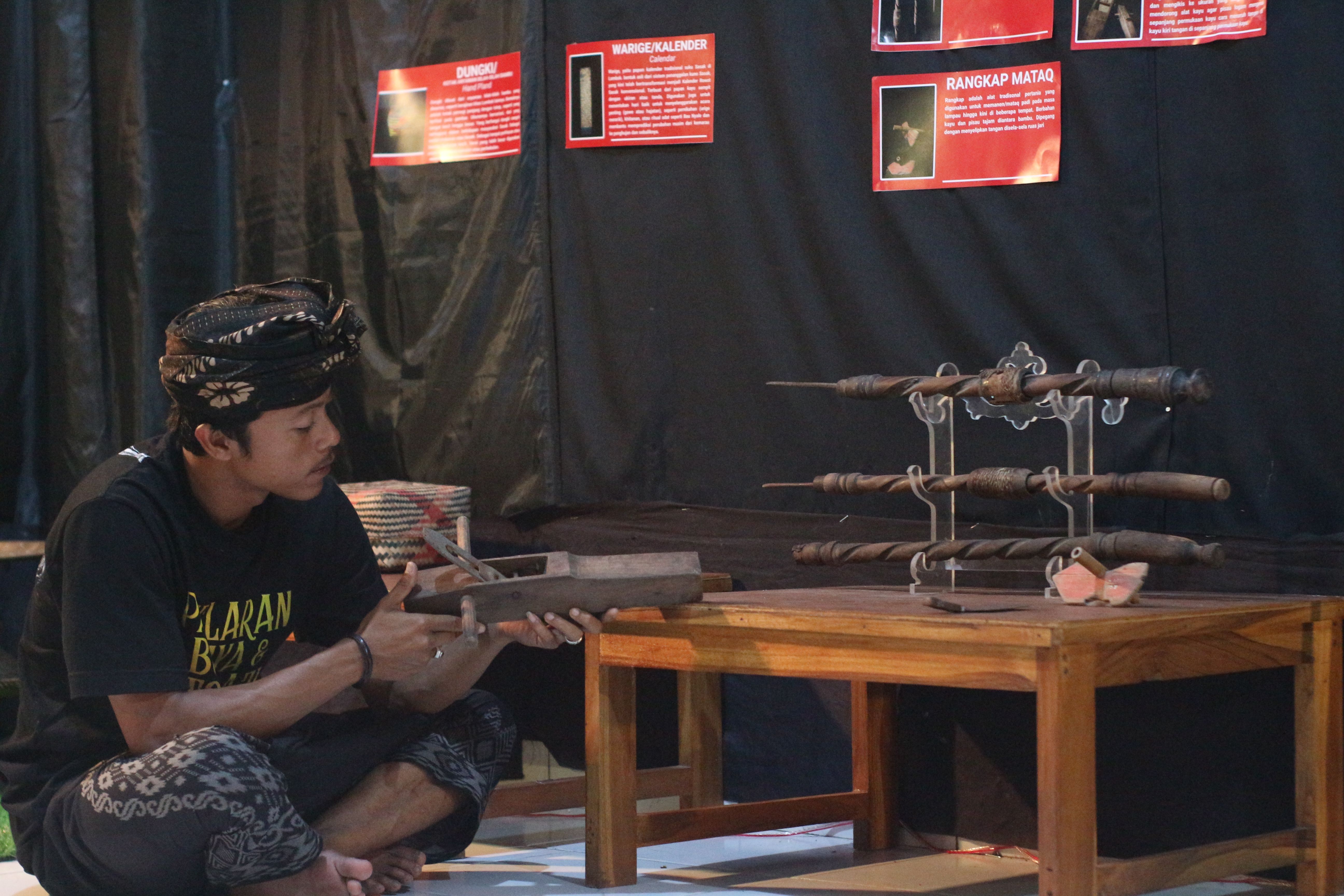 PENINGGALAN SEJARAH: Lalu Romi Agustana Sakraji saat melihat peralatan pertukangan zaman dahulu yang dipamerkan di Museum Desa Sakra, Minggu (7/12).